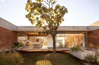 Kiến Trúc Nhà 420m2 Không Cửa Sổ: Giải Pháp Lấy Sáng Qua Hàng Nghìn Khe Gạch Độc Đáo