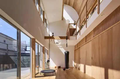 Thiết Kế Nhà 103m2 Với Sân Thể Thao Trong Nhà Độc Đáo Cho Gia Đình Nhiều Thành Viên