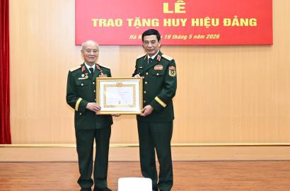 Ý nghĩa lễ trao Huy hiệu 70 năm tuổi Đảng và tác động đến tâm lý đầu tư bất động sản cao cấp tại Việt Nam