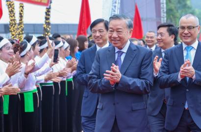 Ý nghĩa Tượng đài Bác Hồ với ngày hội non sông tại Đền Hùng và tác động đến phát triển đô thị vùng Đất Tổ
